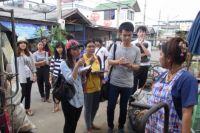 นักศึกษาลงพื้นที่ในชุมชนจังหวัดปทุมธานี เพื่อเก็บข้อมูลประกอบการทำวิจัย